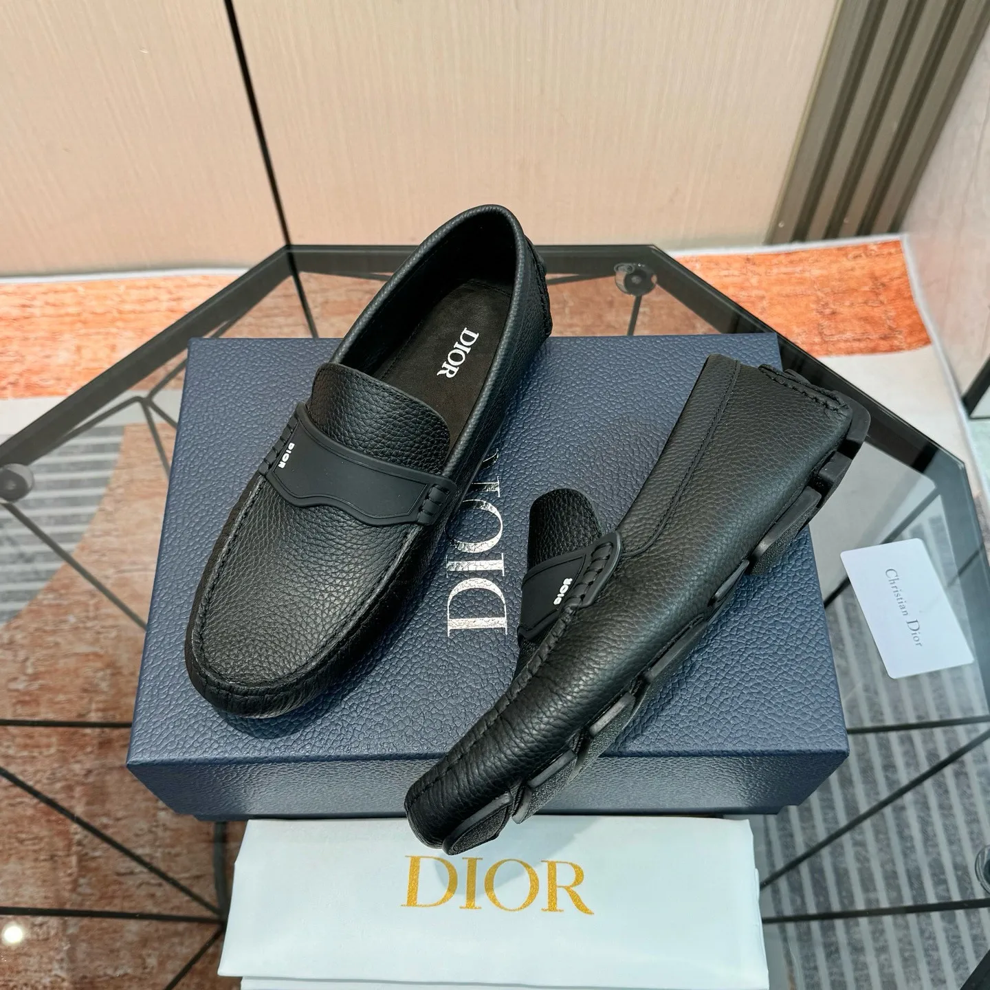 Men's shoes: 580💰 (Niu Li) (Dior Doudou shoes) Exclusive new model Official website new model The upper is made of high-quality imported calf, the color is delicate, and the luxurious texture flows. Tailor-made for exquisite men, creating a noble aura. Delicate and smooth lines. Cowhide lining. Size: 38-44, 45 customized. Outdoor driving shoes for experienced drivers🚗